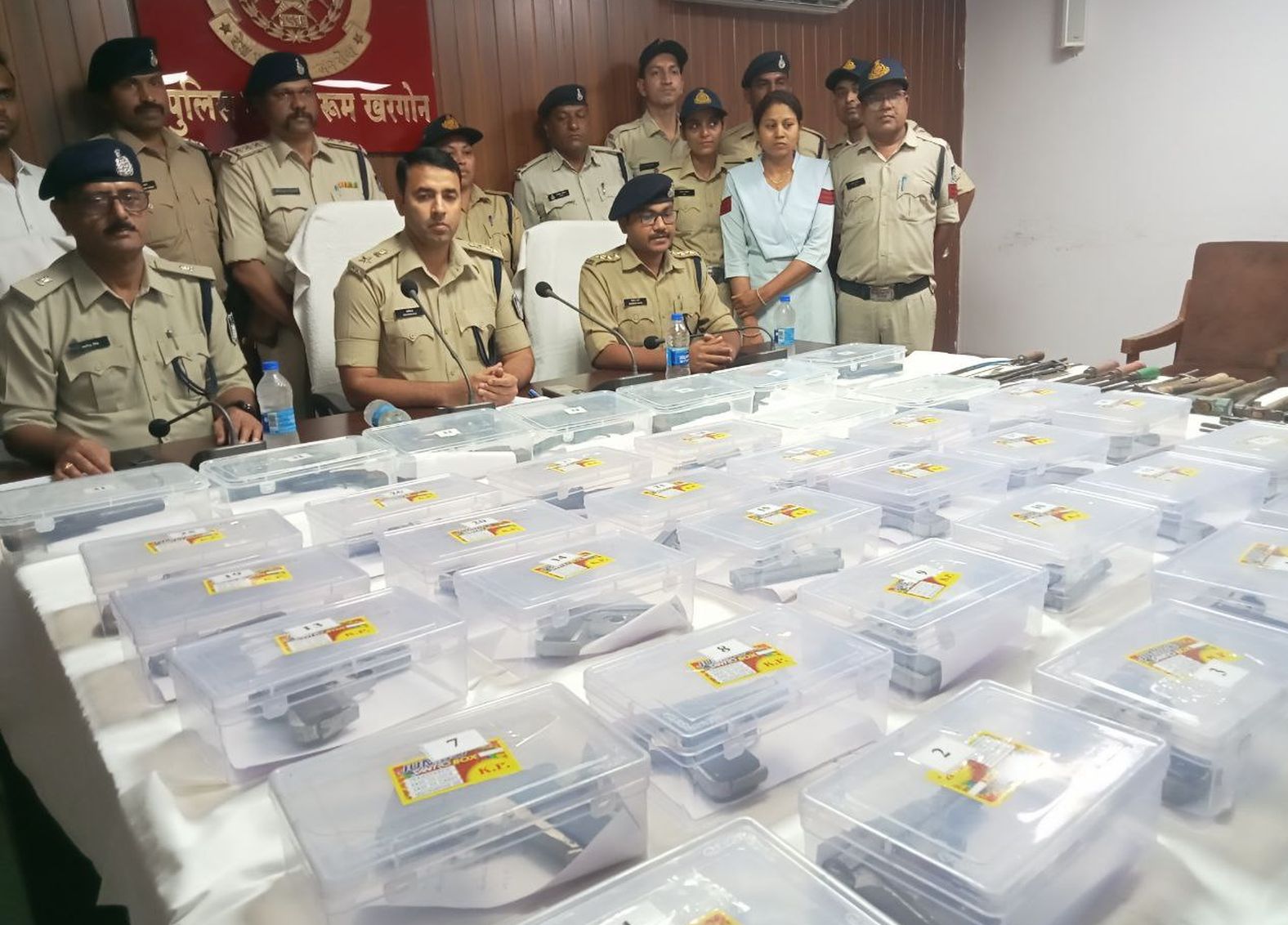 चुनाव के बीच अवैध हथियारों की खरीद-फरोख्त, पुलिस ने जब्त किए 37 देसी पिस्टल व
कट्टे